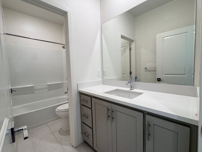 Building Photo - Stunning 4 Bedroom 3.5 Bath Home WITH SOLA...