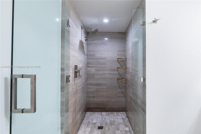 Building Photo - 1300 Brickell Bay Dr