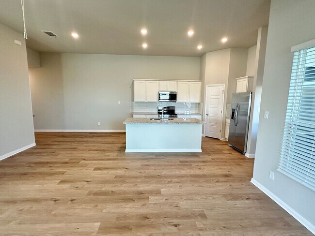 Building Photo - Luxury 3-Bed, 2-Bath in Emma Park!