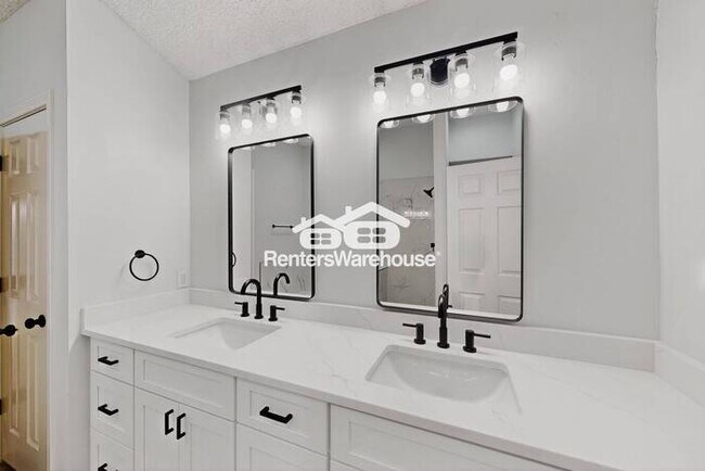 Building Photo - MOVE IN READY - 3BED/2.5BATH - CARROLLTON ...