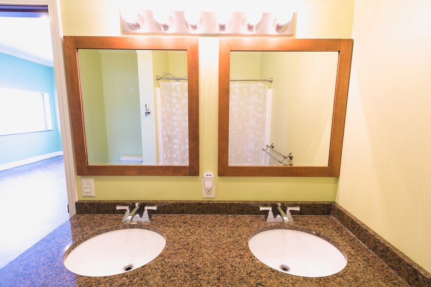 Building Photo - 208 E Montezuma Ave