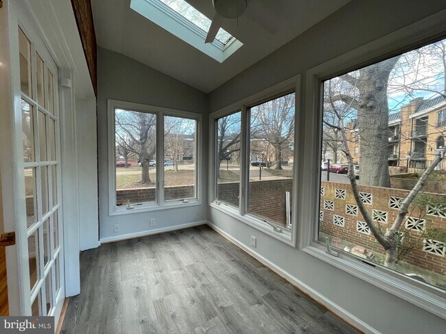 Building Photo - 519 G St SW