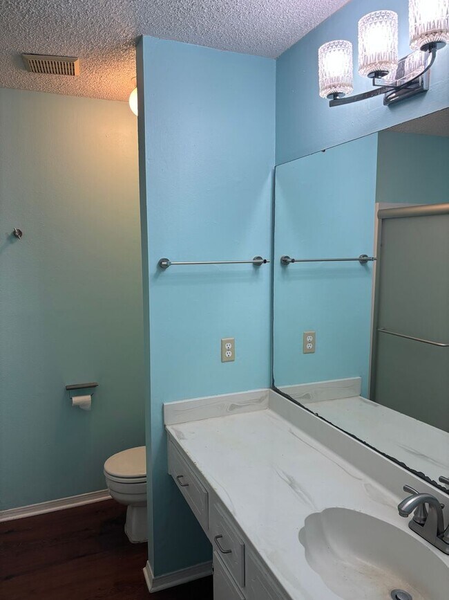 Building Photo - Downstairs condo at Lake Chateau!