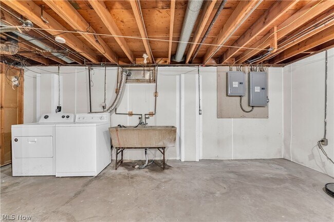 Building Photo - 1183 Romayne Dr
