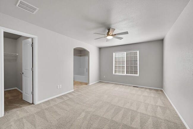 Building Photo - 3 bed 3 bath townhome in gated community w...