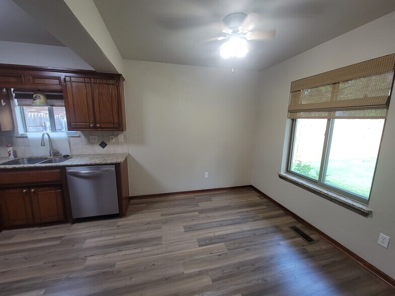 Building Photo - 813 Waterview Rd