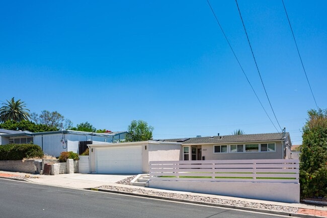 Building Photo - Contemporary Birdland Residence