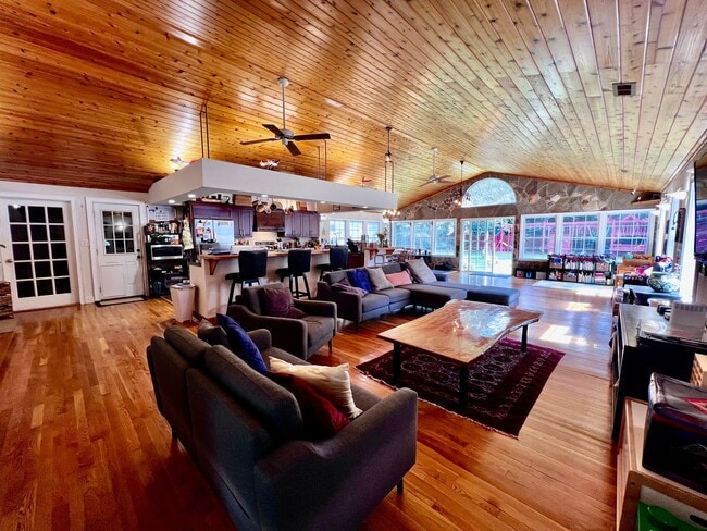 Building Photo - Love Where You Live in Lake Shores!