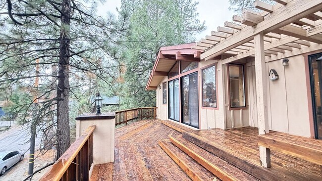 Building Photo - 26823 Crestview Dr