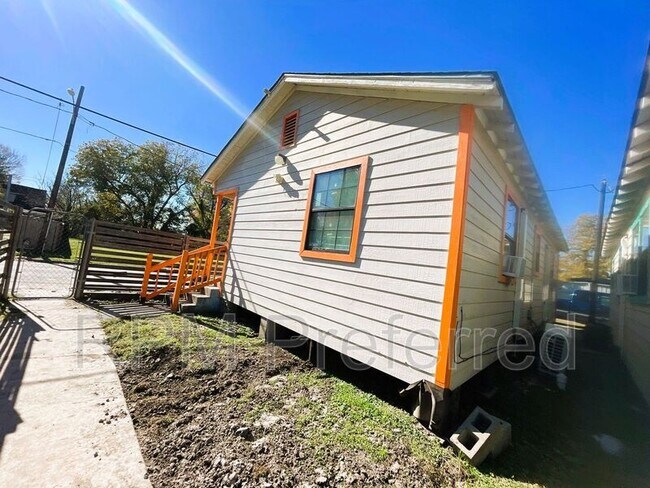 Building Photo - 3813 Drew St