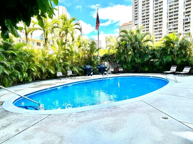 Building Photo - 1645 Ala Wai Blvd