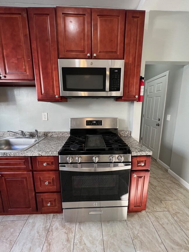 Kitchen stove & microwave - 72 Seymour Ave