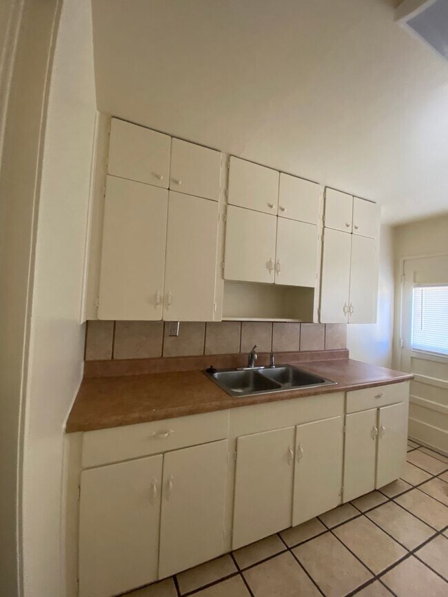 Building Photo - Beautiful 3 Bedroom Home! Available Now!