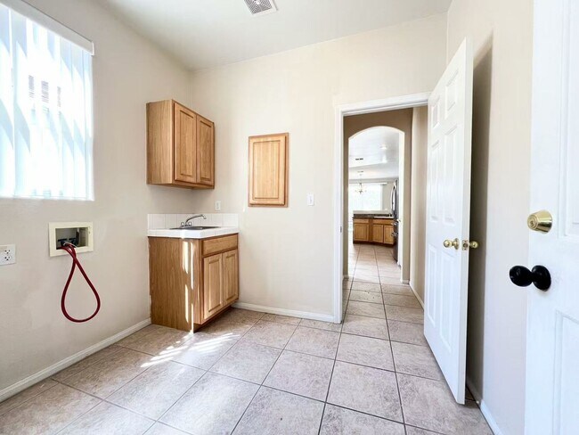 Building Photo - Wonderfully two-story single-family property