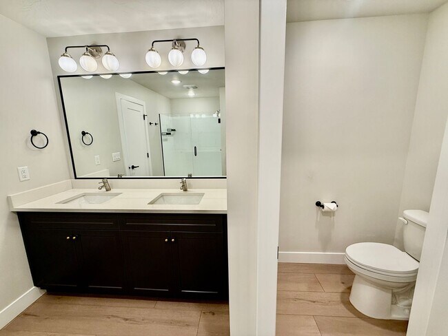Building Photo - Spacious 3-BR Townhome in Washington