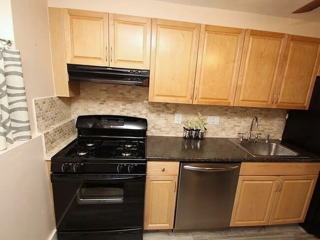 Building Photo - Rent reduced +10% odd 1st Month rent. Updated 1 bedroom condo in ideal North Reading / Andover Rt...