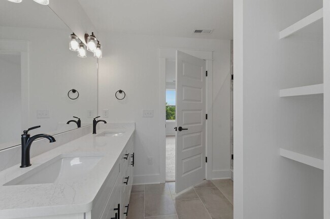 Building Photo - Spacious 5-Bedroom with Fenced Yard & Modern Amenities