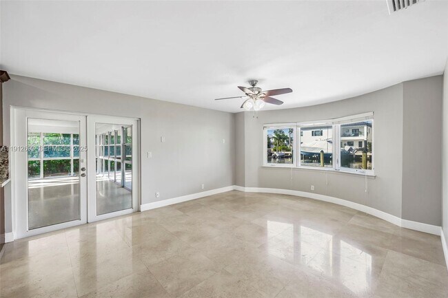 Building Photo - 633 Solar Isle Dr