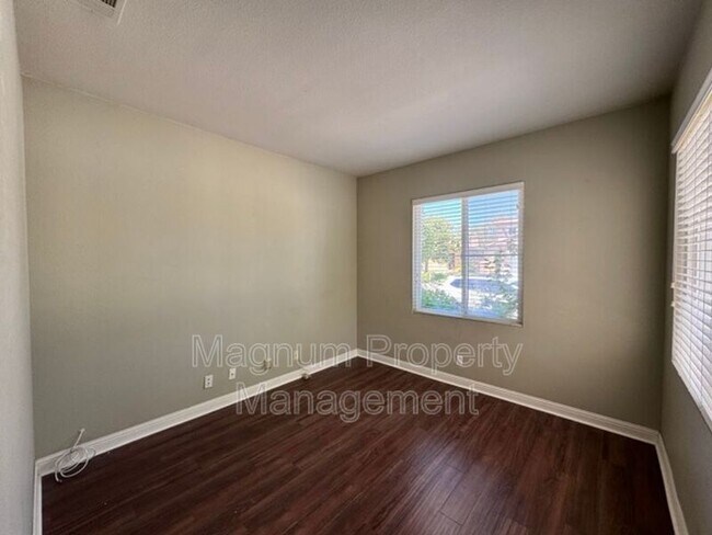Building Photo - 30997 Oakhill Dr