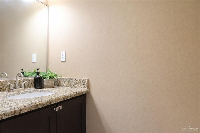 Building Photo - 14 W Daffodil Ave