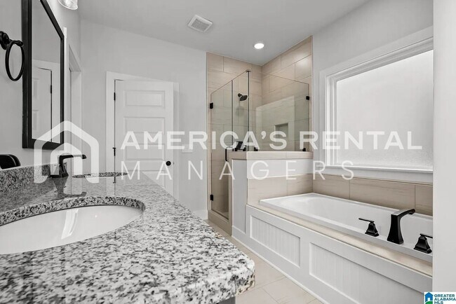 Building Photo - Rare 5 Bedroom Home for Rent!