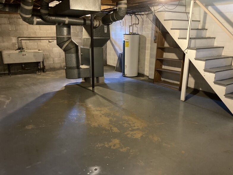 Building Photo - 1112 W Elm St