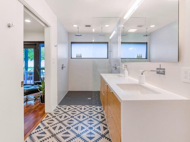 Building Photo - 3335 N Rose Cir Dr