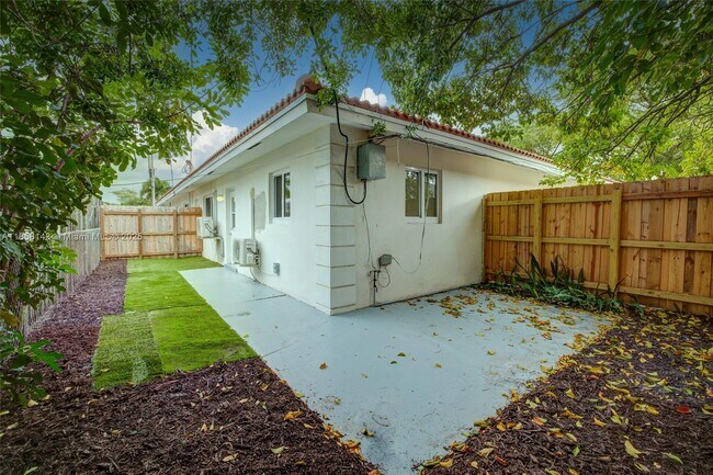 Building Photo - 1750 NE 56th Ct