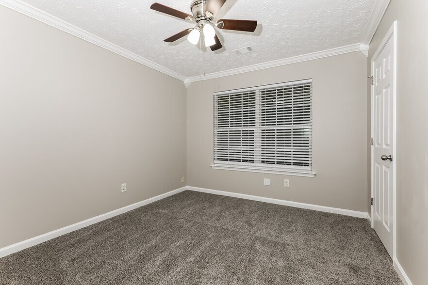 Building Photo - 204 Sandstone Dr