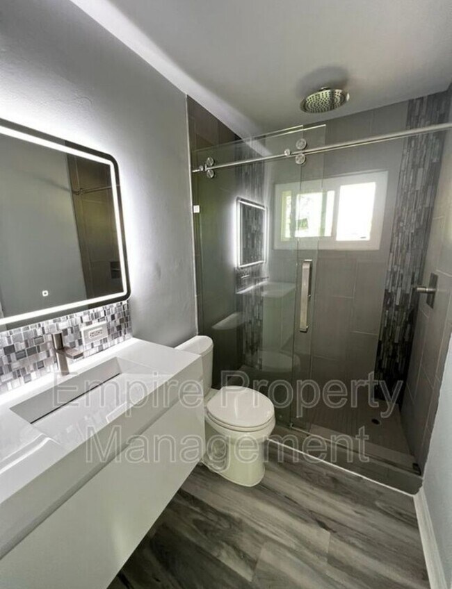 Building Photo - Single House with 2 Bedroom 1 Bathroom wit...
