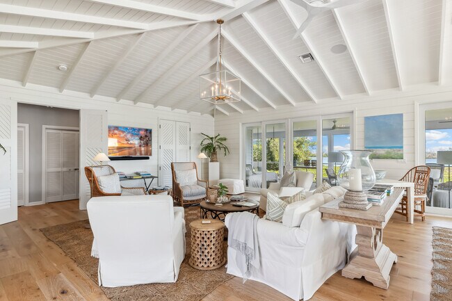 Building Photo - 4040 Loomis Ave