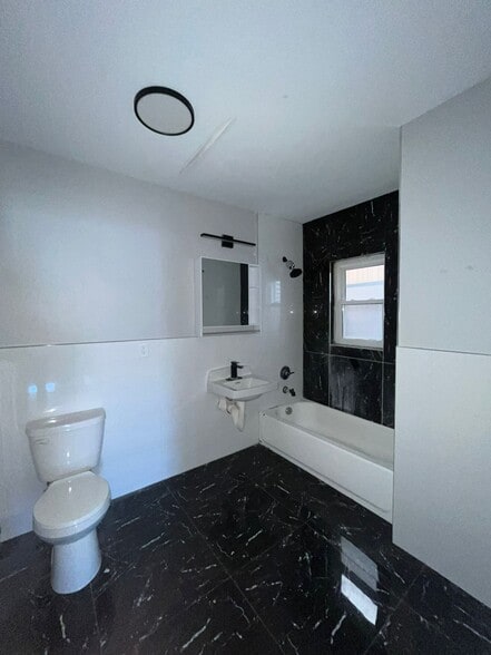 Building Photo - 483 Kennedy Blvd