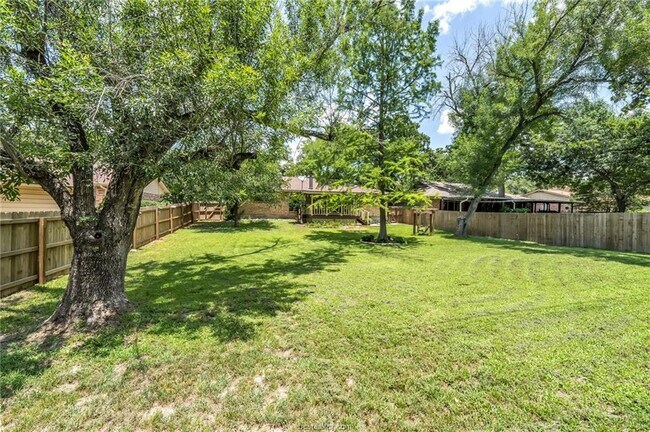Building Photo - 3016 Westwood Main Dr