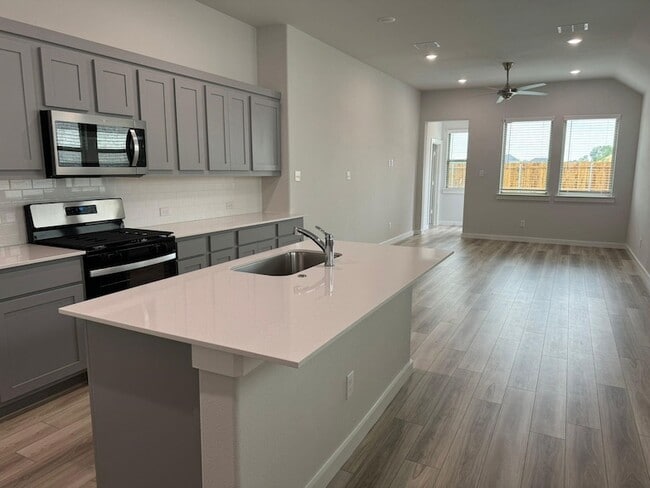 Building Photo - 3904 Kenwood Dr