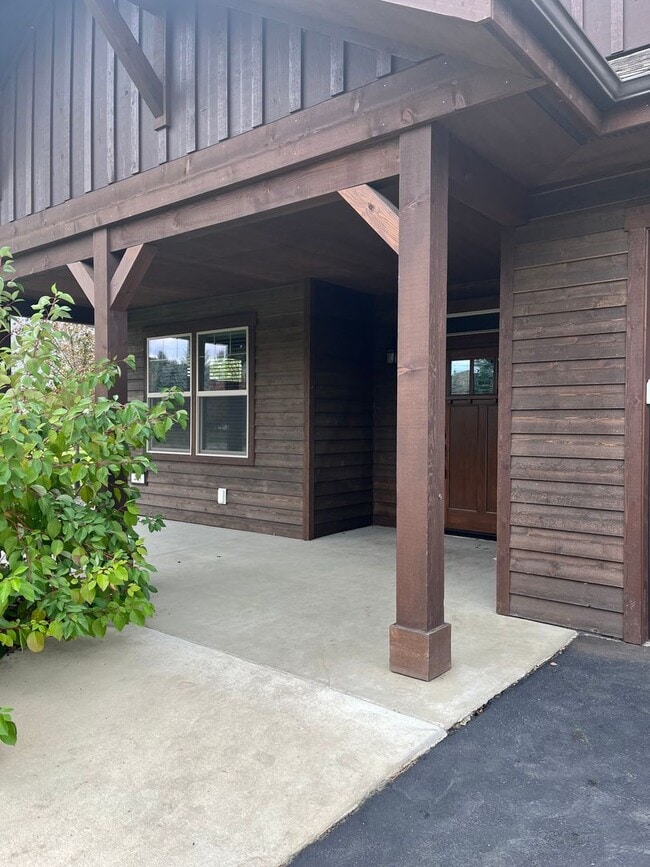 Building Photo - Sought after Dover Bay Home