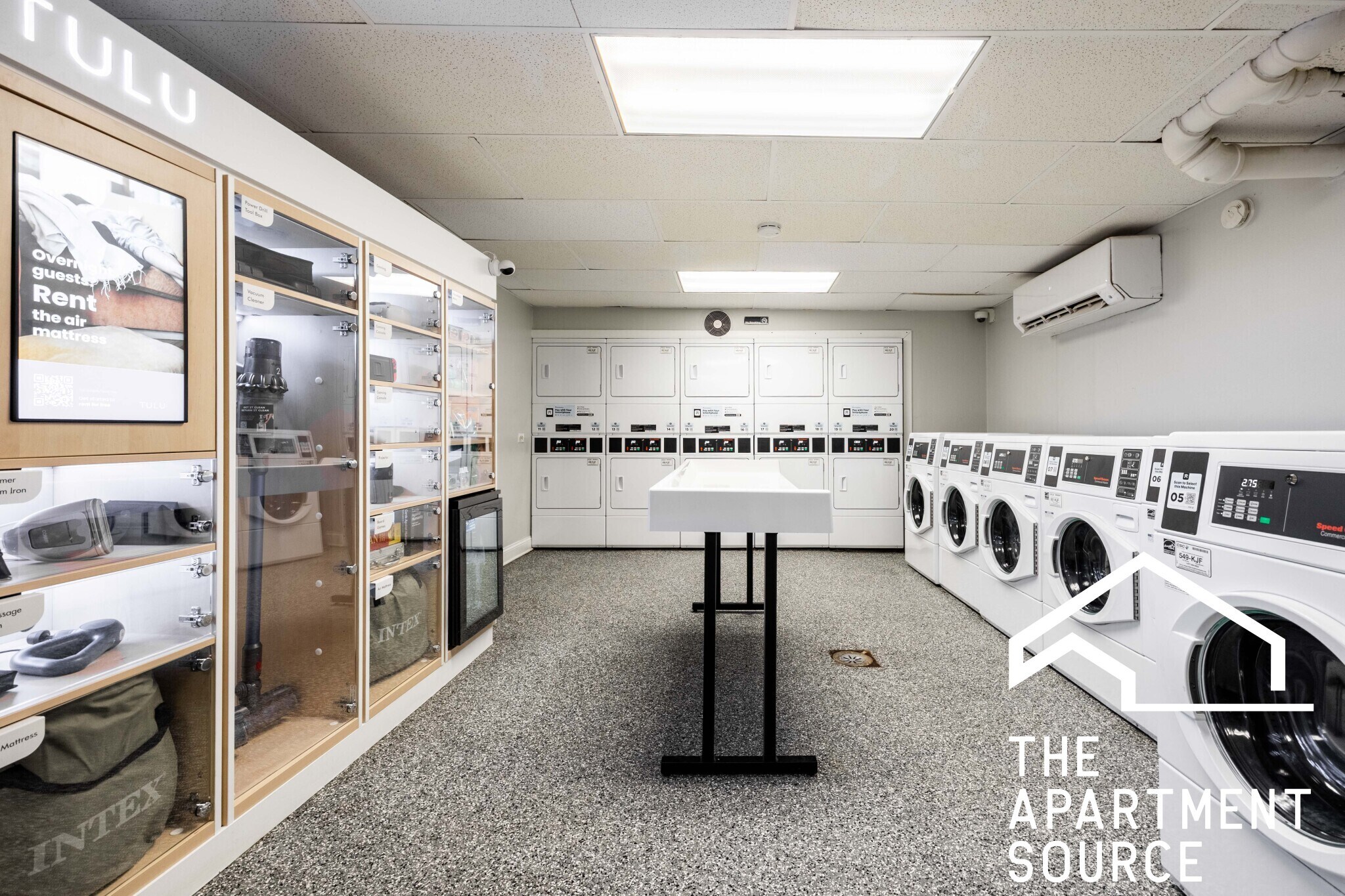 Building Photo - 1140 N La Salle Dr