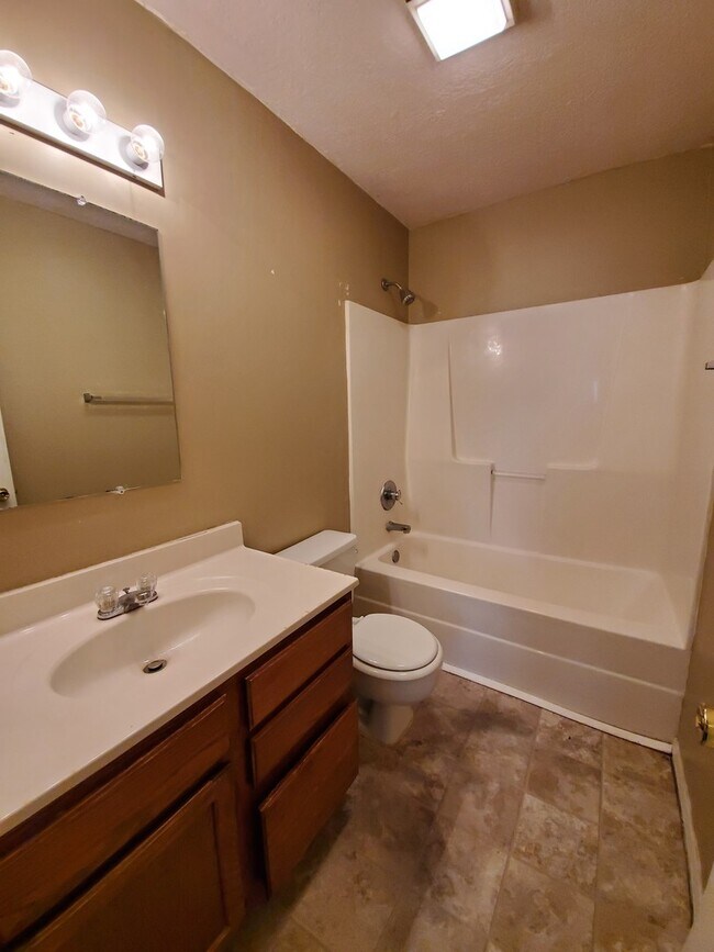 Building Photo - 4 Bedroom Available in July