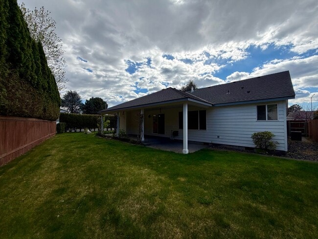 Building Photo - One Level, Golf Course Living- 3 bed + office, 2 bath