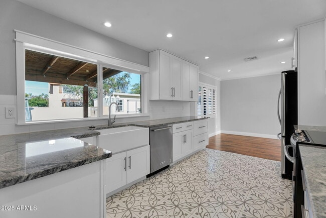 Building Photo - 2542 W Nopal Ave