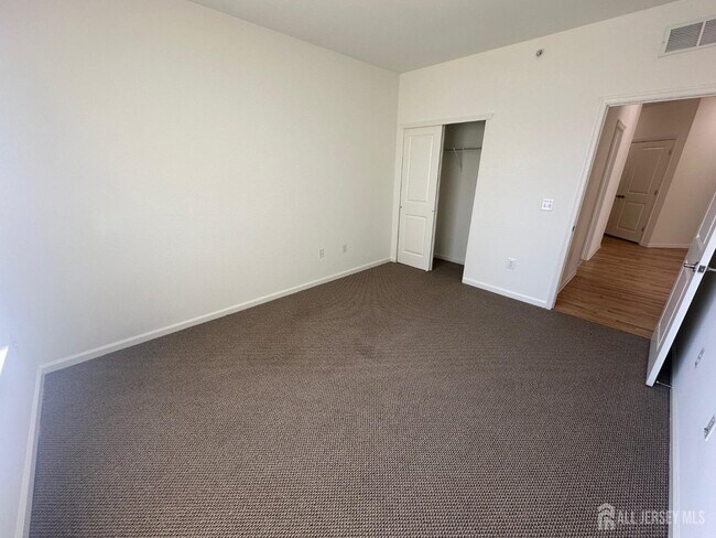 Building Photo - 45 Roosevelt Ave