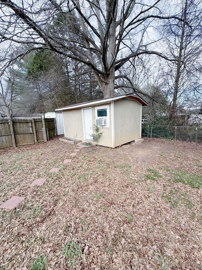 Building Photo - Cozy, Contemporary Living in a Quiet Community!