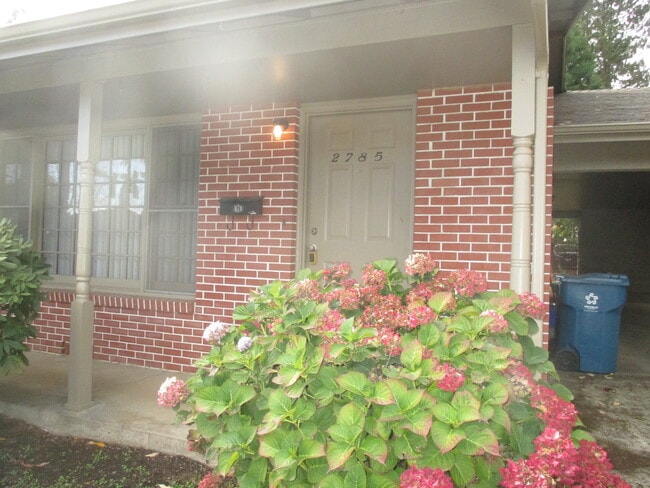 Building Photo - Nice Two Bedroom with Fireplace