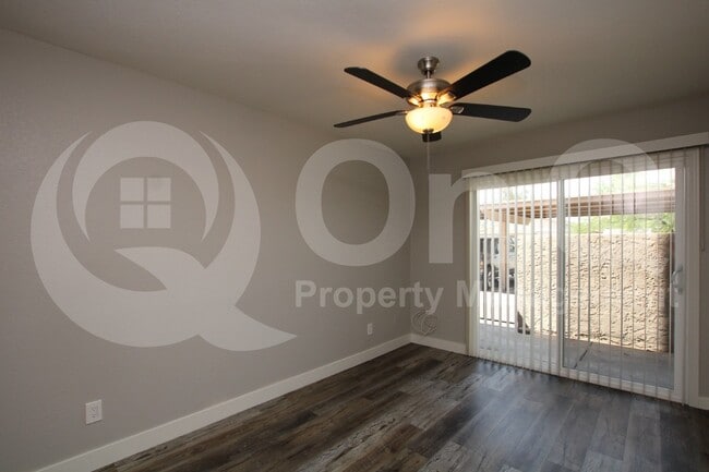Building Photo - 2807 E Paradise Ln