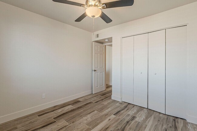 Building Photo - 558 S Lesueur