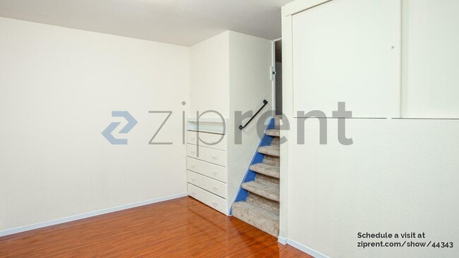 Building Photo - 4 Carriage Ln
