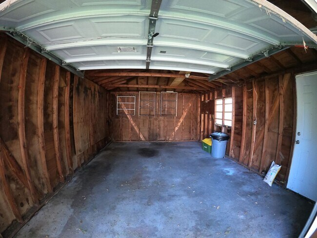 Building Photo - 2 bed 1 bath Royal Oak ranch