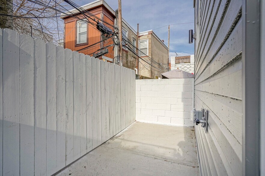 Building Photo - 1822 S 20th St