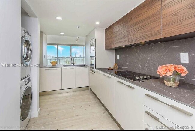 Building Photo - 7601 E Treasure Dr