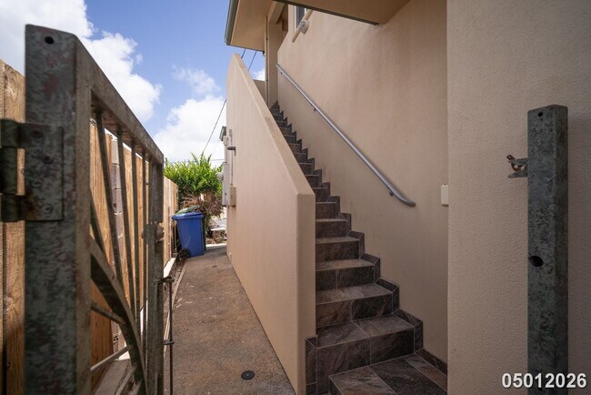 Building Photo - Available Now! Studio / 1 BA / 1 Parking stall in Kailua