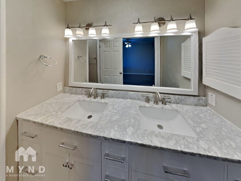 Building Photo - 325 Hemlock Dr